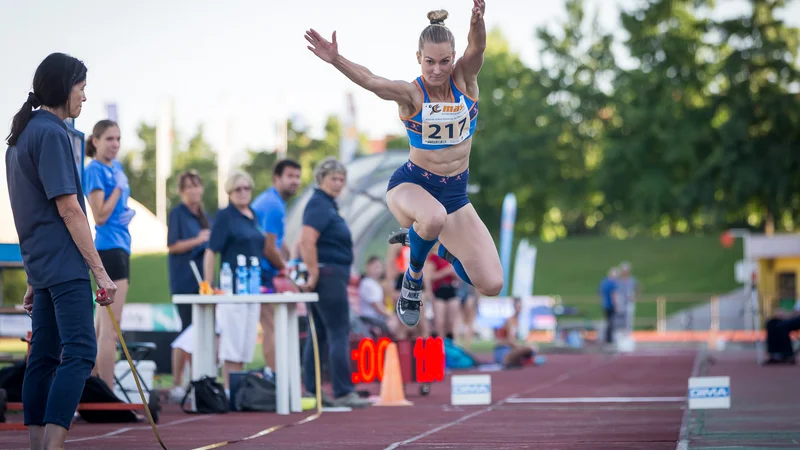 Fotografija: Neja Filipič je z novim trenerjem Srdjanom Djordjevičem letos dosegla osebna rekorda tako v skoku v daljino kot troskoku. FOTO: Peter Kastelic/AZS