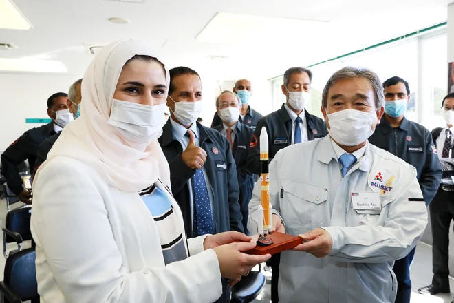 Sarah Al Amiri, znanstvenica pri projektu in ministrica za napredno znanost, se je s podpredsednikom podjetja Mitsubishi Heavy Industries Naohikojem Abejem veselila uspeha. FOTO: Mitsubishi Heavy Industries/Reuters