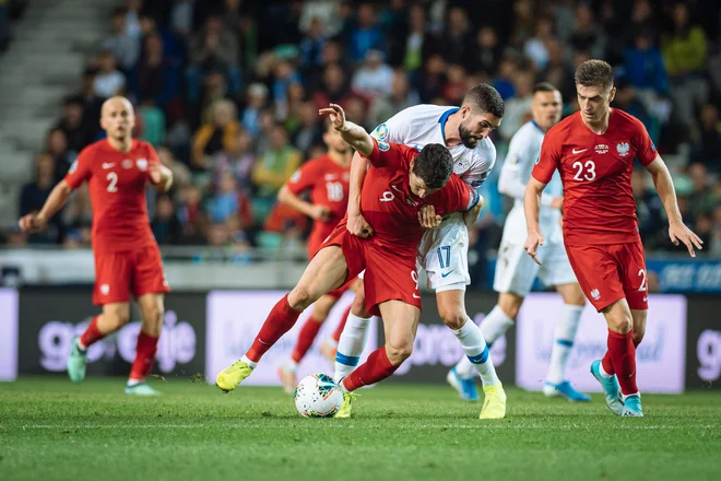 Takole je Robert Lewandowski lani izgubil eno od bitk z Miho Mevljo v Stožicah. FOTO: Jure Makovec/AFP