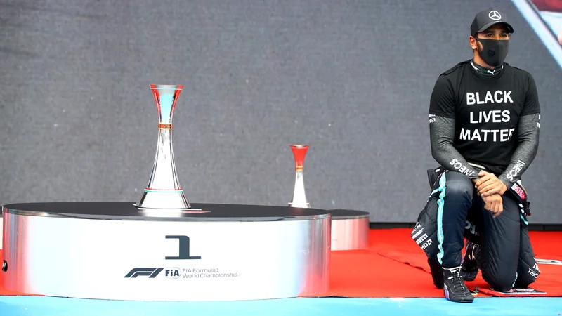 Lewis Hamilton je pokleknil pred VN Madžarske in po njej, vmes pa blestel na stezi Hungaroringa. FOTO: Mark Thompson/Reuters