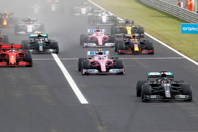 Lewis Hamilton je startal silovito. FOTO: Darko Bandic/AFP