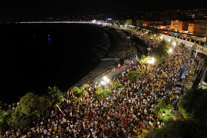 Župan Nice je po zabavi s koncertom ob morju, ki se ga je udeležilo več tisoč ljudi, spet uvedel obvezno nošenje mask na vseh prireditvah, tudi tistih na prostem.
FOTO: Yann Coatsaliou/Afp