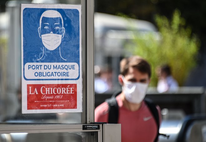 V Franciji so maske obvezne tudi v zaprtih prostorih, kot so trgovine, restavracije in banke. FOTO: Denis Charlet/AFP