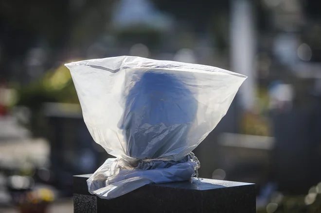 Poigraval sem se s hipotezo, da če bi veljal za buñuelovskega konservativca iz <em>Angela uničenja</em>, sploh ne bi mogel priti do službenega mesta (ali obratno, ne bi mogel domov), saj so skoraj vse kontrolne točke pokrite z revolucionarnimi spomeniki! FOTO: Jože Suhadolnik/Delo