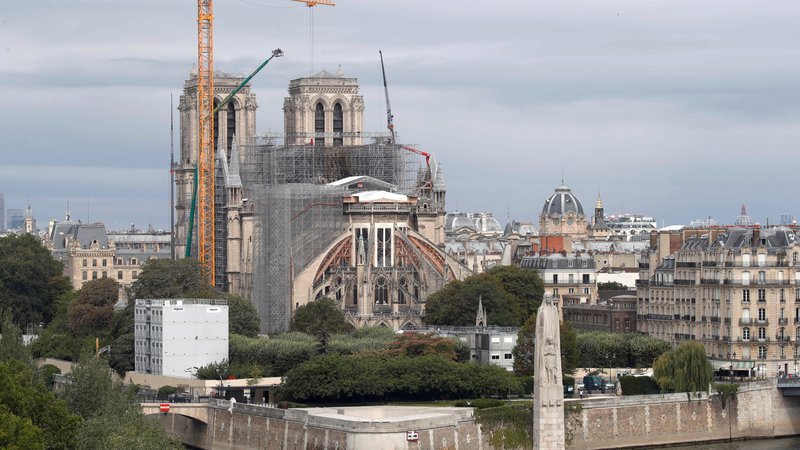 Fotografija: Čeprav so sprva mrzlično iskali nove ideje za prenovo v požaru uničene katedrale Notre-Dame, so se zdaj odločili, da bo ta ostala takšna kot je bila doslej. Foto Charles Platiau/reuters