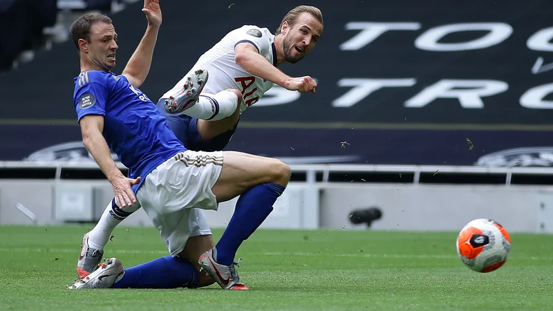 Fotografija: Za četrto mesto in neposreden nastop v ligi prvakov v prihodnji sezoni v angleškem prvenstvu poteka srdit boj med Chelseaem, Manchester Unitedom in Leicester Cityjem. Manchaster Unitedu je uslugo v nedeljo naredil Tottenham Joseja Mourinha, ko je 3:0 premagal Leicester. Dva gola je zabil prvi zvezdnik Tottenhama Harry Kane. FOTO: Richard Heathcote/Afp