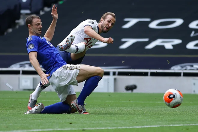 Za četrto mesto in neposreden nastop v ligi prvakov v prihodnji sezoni v angleškem prvenstvu poteka srdit boj med Chelseaem, Manchester Unitedom in Leicester Cityjem. Manchaster Unitedu je uslugo v nedeljo naredil Tottenham Joseja Mourinha, ko je 3:0 premagal Leicester. Dva gola je zabil prvi zvezdnik Tottenhama Harry Kane. FOTO: Richard Heathcote/Afp