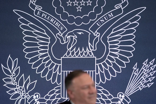 Pomembna tema ob obisku ameriškega zunanjega ministra Mika Pompea v Londonu bodo kitajsko obračunavanje v Hongkongu in drugi zapleti, ki vse bolj vplivajo tudi na diplomacijo nekaterih drugih zahodnih držav do Pekinga. FOTO: Pool/Reuters