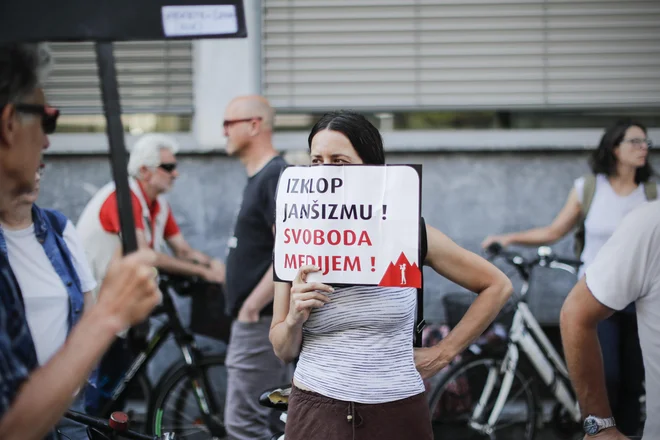 Pred začetkom seje Aktiv delavk in delavcev v kulturi podporl svobodo medijev pred stavbo RTV Slovenija. FOTO: Uroš Hočevar/Delo