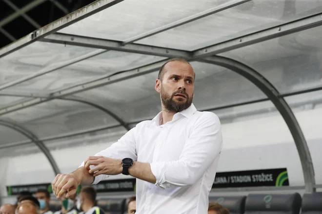 Dino Skender je pred zahtevno nalogo pripraviti svoje nogometaše na boj za zmago na odločilni tekmi prvenstva. FOTO: Leon Vidic/Delo