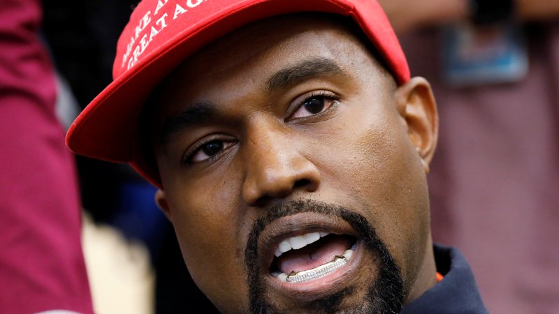 Fotografija: Kanye West se je že kazal s trumpovsko čepico. Foto Kevin Lamarque Reuters