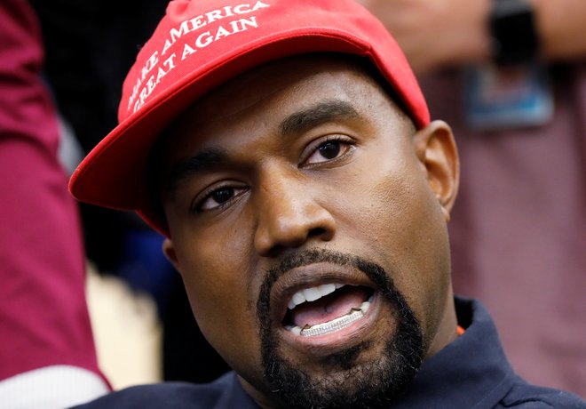 Kanye West se je že kazal s trumpovsko čepico. Foto Kevin Lamarque Reuters