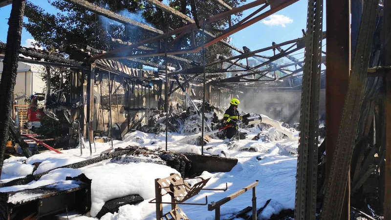 Fotografija: Požar je terjal veliko materialno škodo. FOTO: PGD Radovljica