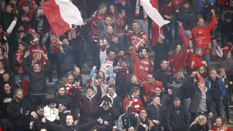 Fotografija: Na Jesenicah se želijo vrniti na nekdanjo raven priljubljenosti in polnih tribun.FOTO: Roman Šipić/Delo