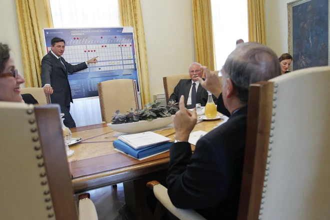 Takole je leta 2010 takratni premier Borut Pahor generalnemu sekretarju OECD Angelu Gurrii kazal pot razvoja Slovenije. In kje smo danes? FOTO: Leon Vidic /Delo