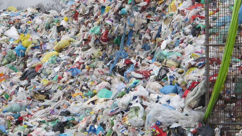 Fotografija: Vsak mesec novih 500 do 600 ton odpadne embalaže na kupu v Ljubljani. FOTO: Borut Tavčar/Delo