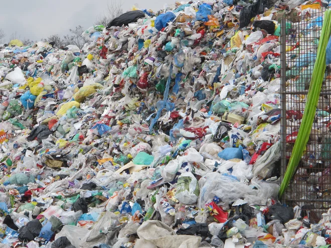 Vsak mesec novih 500 do 600 ton odpadne embalaže na kupu v Ljubljani. FOTO: Borut Tavčar/Delo