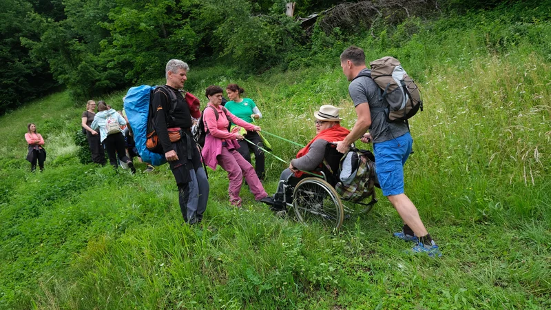 Fotografija: Za gibalno ovirane je pomembna predvsem izbira planinske poti, spremljevalci oziroma prostovoljci pa morajo imeti voljo in biti ustrezno usposobljeni. FOTO arhiv PZS