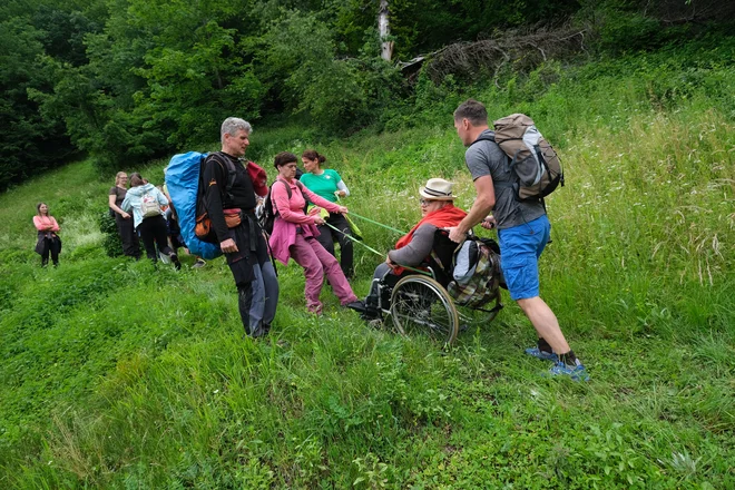 Za gibalno ovirane je pomembna predvsem izbira planinske poti, spremljevalci oziroma prostovoljci pa morajo imeti voljo in biti ustrezno usposobljeni. FOTO arhiv PZS