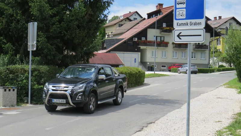 Fotografija: Na P+R Kamnik je na voljo 45 parkirišč, od tega so štiri parkirna mesta namenjena invalidom. Foto Bojan Rajšek