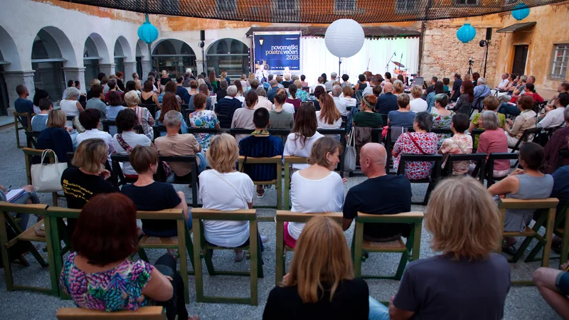 Fotografija: Letos bo razdalja med obiskovalci večja, kot je bila leta 2018, ko je bila posneta ta fotografija na gradu Grm. FOTO: Arhiv založbe Goga