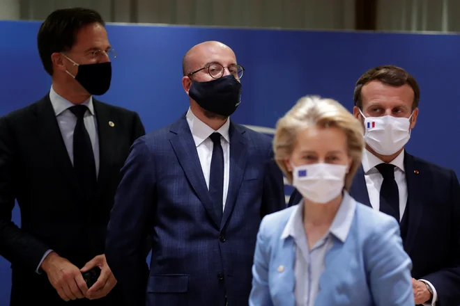 Nizozemski premier Mark Rutte, predsednik Evropskega sveta Charles Michel, francoski predsednik Emmanuel Macron in predsednica evropske komisije Ursula von der Leyen. FOTO: Stephanie Lecocq/Reuters