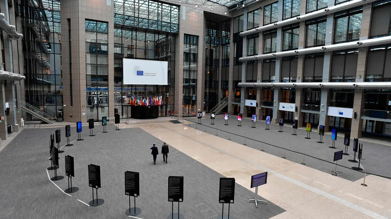 Fotografija: Voditelji so se o skladu za okrevanje gospodarstev po pandemiji in večletni finančni perspektivi pogajali v Bruslju. FOTO: John Thys/AFP
