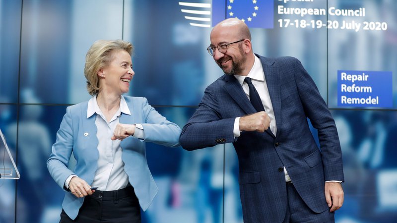 Fotografija: Predsedujoča evropski komisiji in evropskemu svetu Ursula von der Leyen in Charles Michel sta na koncu vendarle zadovoljna z dosežkom na trdih pogajanjih. Foto Stephanie Lecocq/AFP