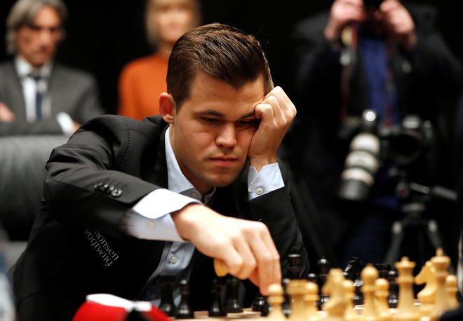 Tudi Magnus Carlsen pogosto igra šah prek svetovnega spleta. FOTO: Paul Childs/Reuters