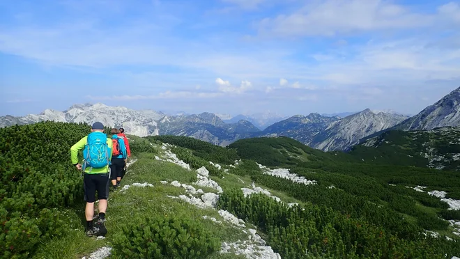 V gore se odpravimo z nahrbtnikom, v katerem ni le hrana in voda, temveč vsa nujna planinska oprema, primerna izletu, na katerega se odpravljamo, opozarja PZS. FOTO:Blaž Močnik/Delo