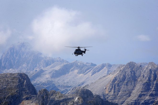 V več kot 90 letošnjih intervencijah je sodelovala helikopterska enota. FOTO: Družnik Matej/Delo