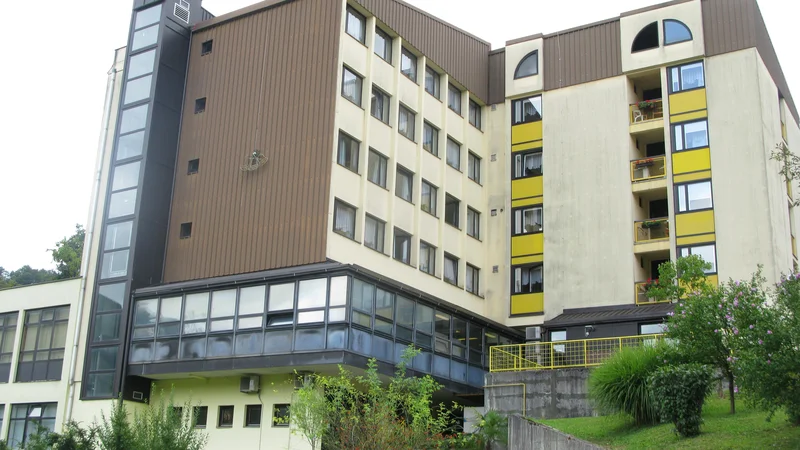 Fotografija: Trenutno število okuženih v hrastniškem domu starejših je 18 oskrbovancev in 7 zaposlenih. FOTO: Polona Malovrh/Delo