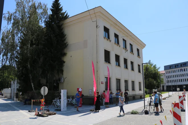 Stavbo nekdanje ginekologije v središču Murske Sobote bodo ohranili, za njo bo zraslo novo Mercatorjevo trgovsko središče. FOTO: Jože Pojbič/Delo