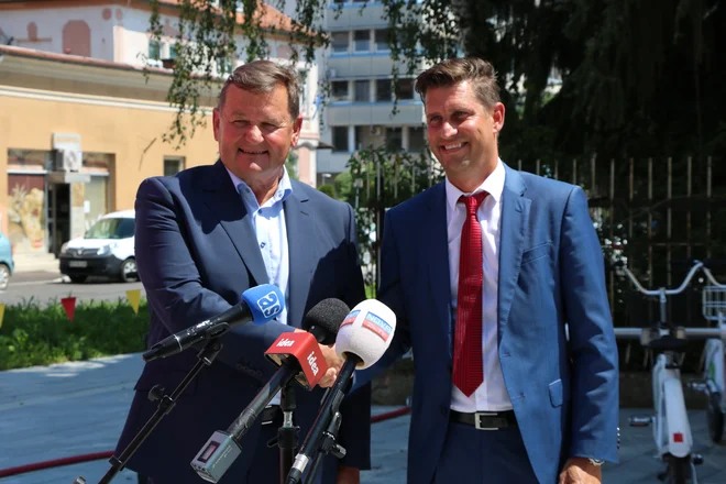 Soboški župan Aleksander Jevšek in pomočnik predsednika uprave Mercatorja Luka Jurkovič sta napovedala novo Mercatorjevo naložbo v središču Murske Sobote. FOTO: Jože Pojbič/Delo