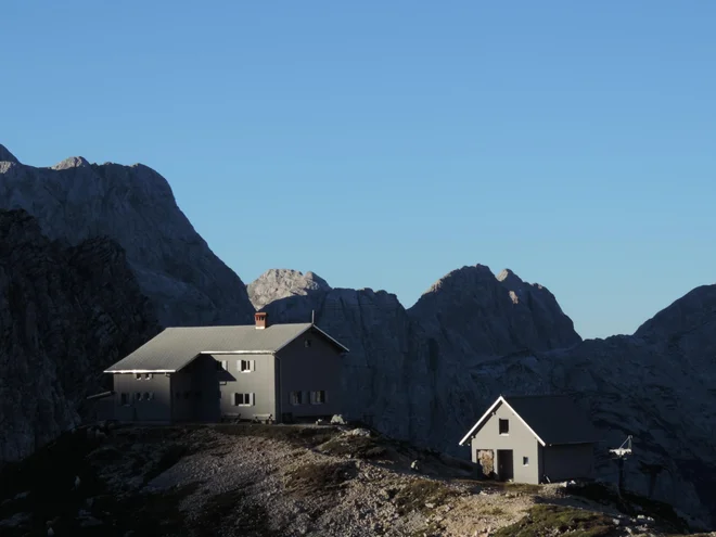 Že tradicionalno so najbolj priljubljene koče v okolici Triglava, do katerega je v zadnjem času sicer nekoliko okrnjen dostop. Na fotogarfiji Pogačnikov dom na Kriških podih FOTO:Matej  Ogorevc