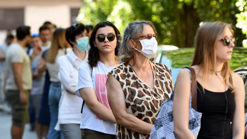 Fotografija: Od ponedeljka popoldne so na Hrvaškem potrdili še 49 okužb z novim koronavirusom, umrla je ena oseba s covidom-19. FOTO: Denis Lovrović/AFP