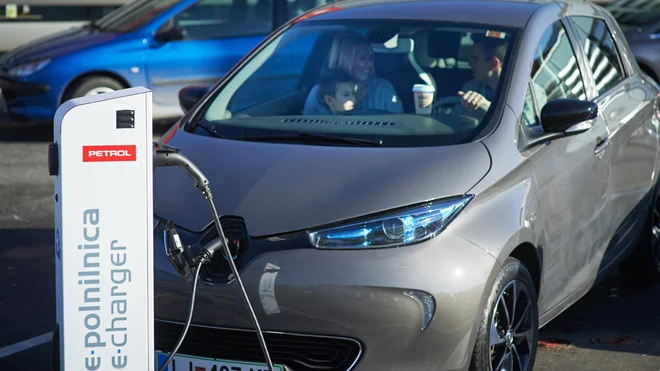 Če hoče država ustvariti hiter prehod na nov pogonski vir, bo morala nadgraditi velik del javnih parkirnih površin in cestno logistiko. Foto Petrol