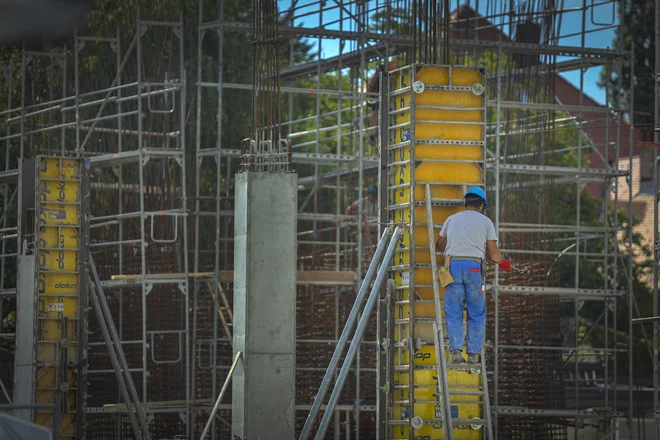 Če želimo doseči zastavljene cilje do leta 2030 in do leta 2050, je treba postopke dovoljenj za gradnjo skrajšati in odpraviti administrativne ovire, pravijo gospodarstveniki. Foto: Jože Suhadolnik/Delo