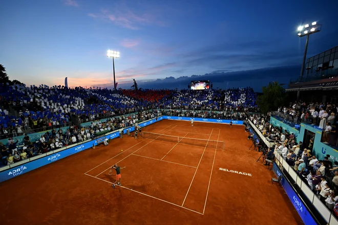 Dominic Thiem in Filip Krajinović med junijsko ekshibicijo v Beogradu, posledice tega turnirja v javnosti niso bile najbolje sprejete. FOTO: Andrej Isakovic/AFP