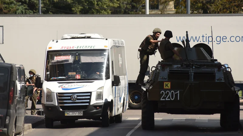 Fotografija: Moški je sam obvestil policijo o zajetju talcev. Z avtomatsko puško je razbil več oken minibusa in menda zatrjeval, da ima pri sebi tudi granate. FOTO: Jurij Djačišijn/AFP