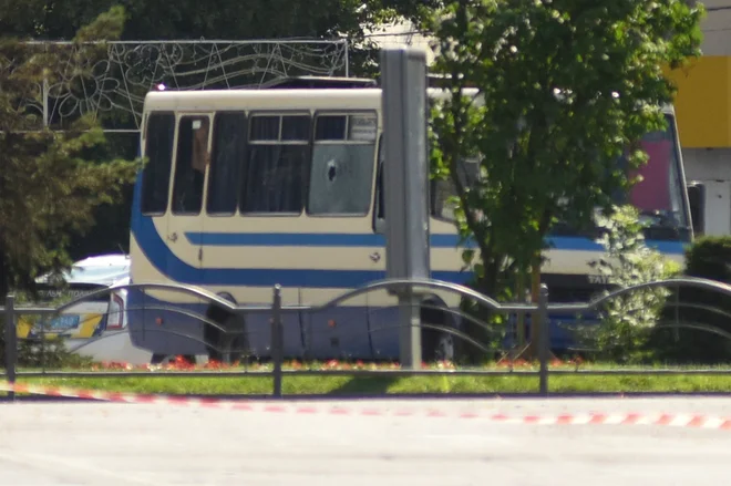 Zaradi sumljivega predmeta so tudi evakuirali tamkajšnjo avtobusno postajo. FOTO: Jurij Djačišijn/AFP