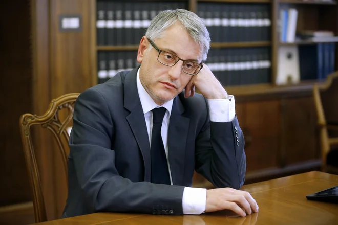 Matjaž Han zavrača namige, da SD aktivno pomaga pri rušenju Desusa na terenu. Za nezadovoljstvo določene stranke, poudarja, je lahko odgovorno samo njeno vodstvo s svojo verodostojnostjo in delovanjem.&nbsp; FOTO: Blaž Samec/Delo