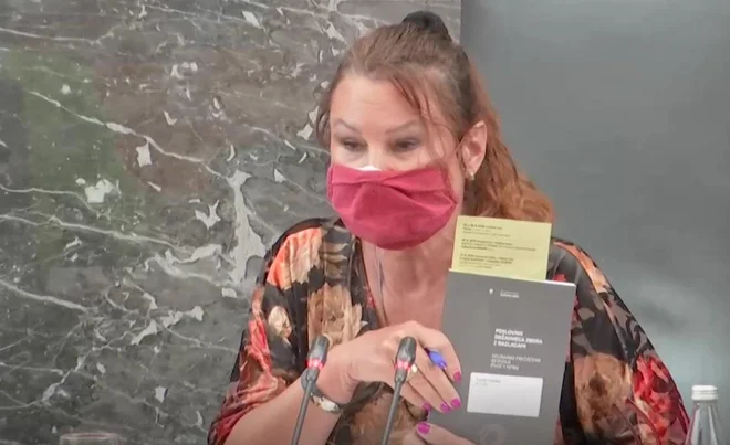 Violeta Tomič, poslanka Levice, predseduje burni seji odbora za kulturo, ki ima na dnevnem redu napovedano spremembo medijske zakonodaje. Foto: Zajem Zaslona/Rtv Slovenija
