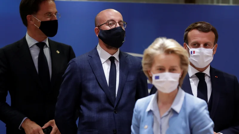 Fotografija: Nizozemski premier Mark Rutte, predsednik evropskega sveta Charles Michel, francoski predsednik Emmanuel Macron in predsednica evropske komisije Ursula von der Leyen na vrhu v Bruslju. Foto: Stephanie Lecocq/Reuters