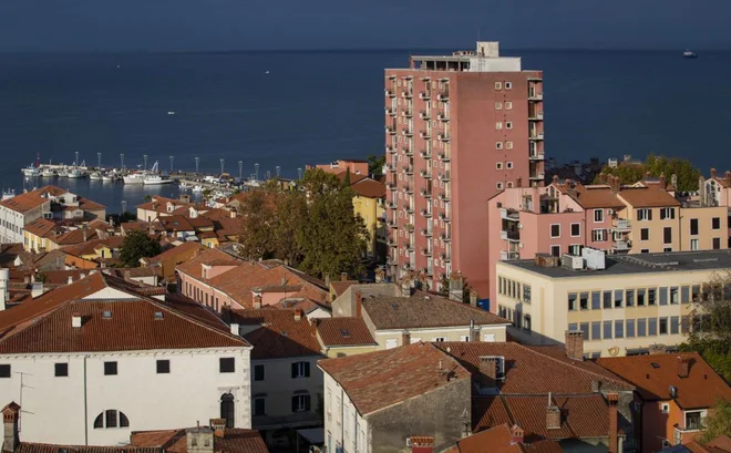 Tomosova stolpnica je poleg portoroških hotelov projekt, ki je doživel največ kritik in pripomb strokovne in laične javnosti. Foto Jože Suhadolnik