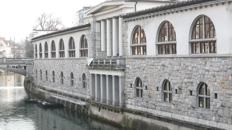 Fotografija: Plečnikove arkade na ljubljanski tržnici. Jožetu Plečniku je uspelo malo, provincialno Ljubljano v nekaj desetletjih spremeniti v narodovo prestolnico s svojstvenim značajem. FOTO: Dejan Javornik