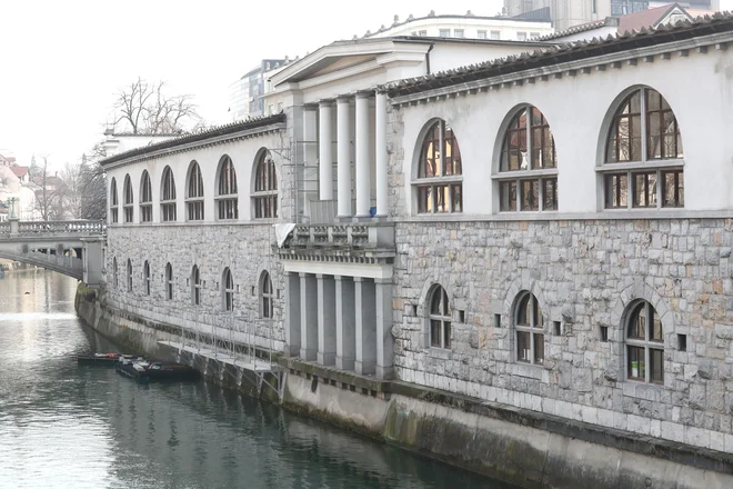 Plečnikove arkade na ljubljanski tržnici.&nbsp;​Jožetu Plečniku je uspelo malo, provincialno Ljubljano v nekaj desetletjih spremeniti v narodovo prestolnico s svojstvenim značajem. FOTO: Dejan Javornik<br />
&nbsp;