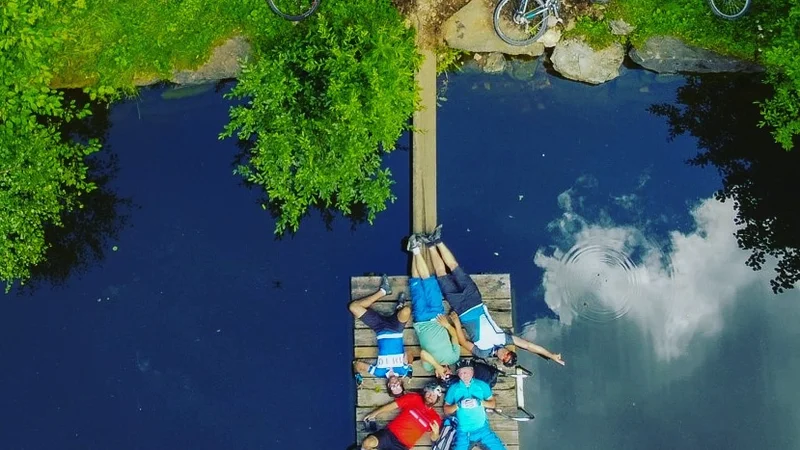Fotografija: Osvežitev v katerem od jezer v poletni vročini še kako prija. FOTO: Anže Furlan