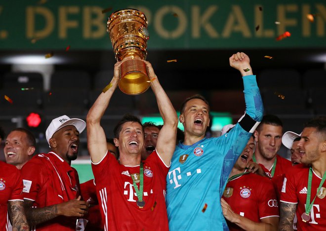 Bayern (s pokalom Robert Lewandowski) je že osem sezon nepremagljiv v Nemčiji. FOTO: Alexander Hassenstein/Reuters