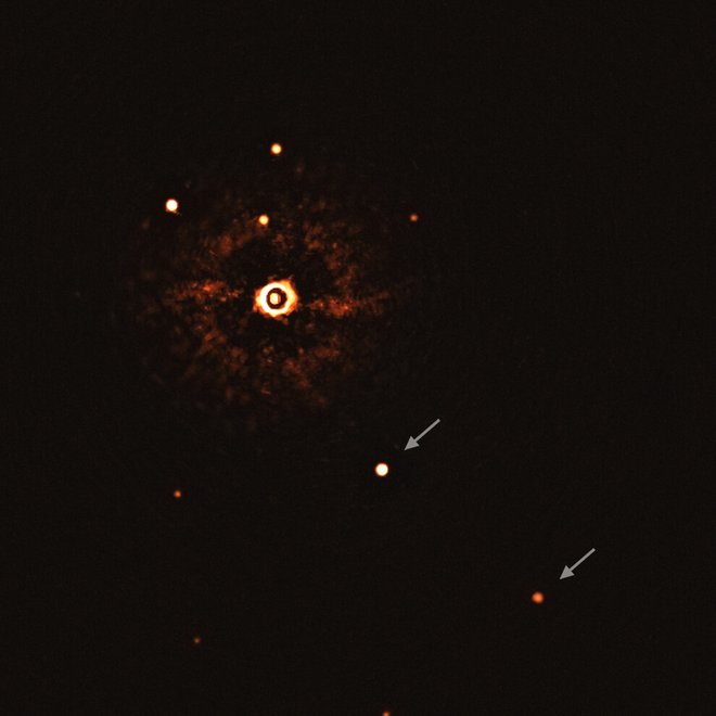 Posnetek je nastal z instrumentom Sphere na Zelo velikem teleskopu. Prikazuje zvezdo TYC 8998-760-1, s puščicama sta označena planeta TYC 8998-760-1b in TYC 8998-760-1c. Ostale svetle pike so zvezde v ozadju. Astronomi so za potrditev, da gre res za plane